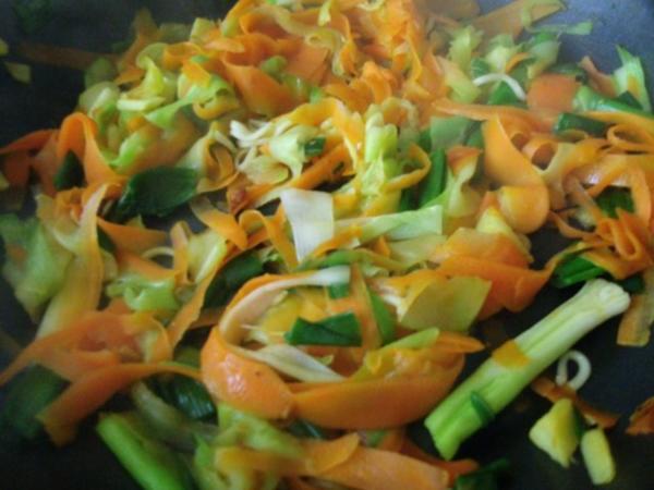 Bunte Gemüsepfanne mit Mie Nudeln und Garnelen - einfach - 100 kcal/100g