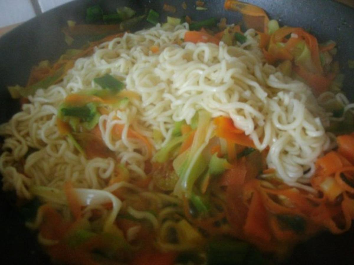 Bunte Gemüsepfanne mit Mie Nudeln und Garnelen - einfach - 100 kcal/100g