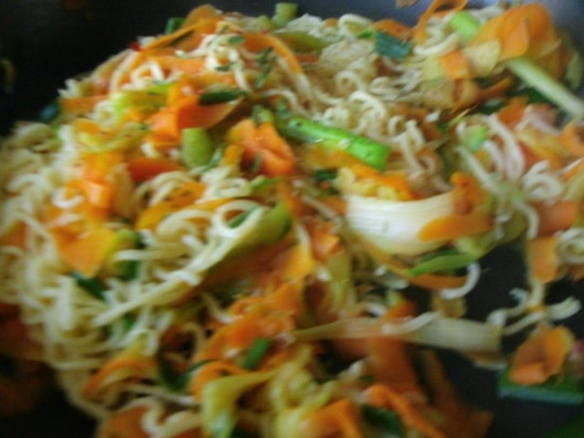 Bunte Gemüsepfanne mit Mie Nudeln und Garnelen - einfach - 100 kcal/100g
