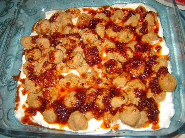 Bulgurbällchen auf Joghurt - Rezept