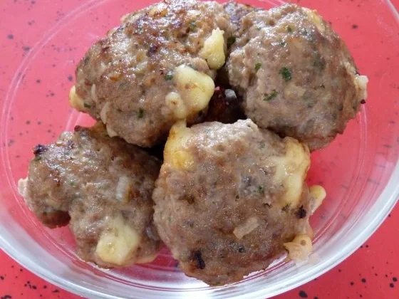 Fleischpflanzerl Frikadellen Buletten mit Käse - Rezept