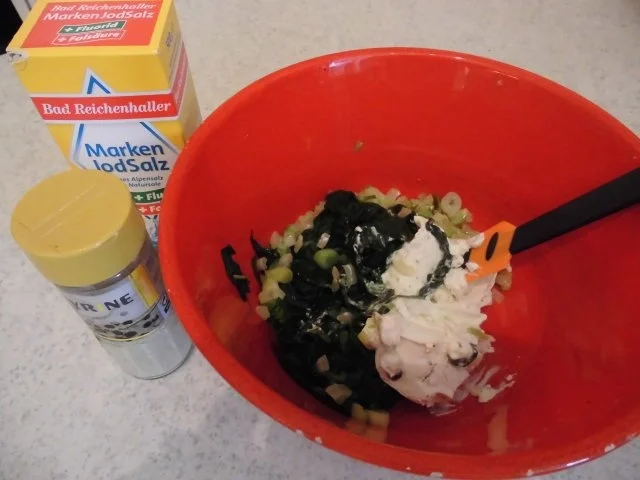 Lachs im Schlafrock mit kalter Gemüsehollandaise und kaltem Spinatsalat - Rezept - Bild Nr. 3