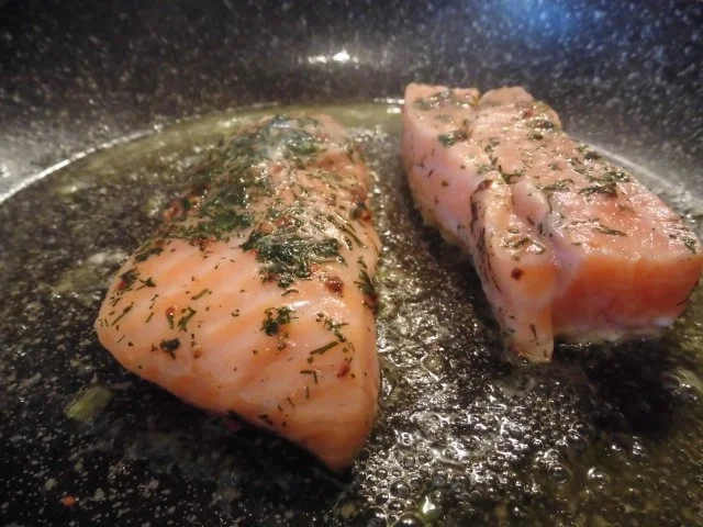 Lachs im Schlafrock mit kalter Gemüsehollandaise und kaltem Spinatsalat - Rezept - Bild Nr. 5