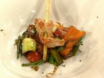 Rezept: Yakitori vom Perlhuhn mit Thailauch-Ingwersalat (Karl Dall) Yakitori vom Perlhuhn mit Thailauch-Ingwersalat (Karl Dall) - Rezept