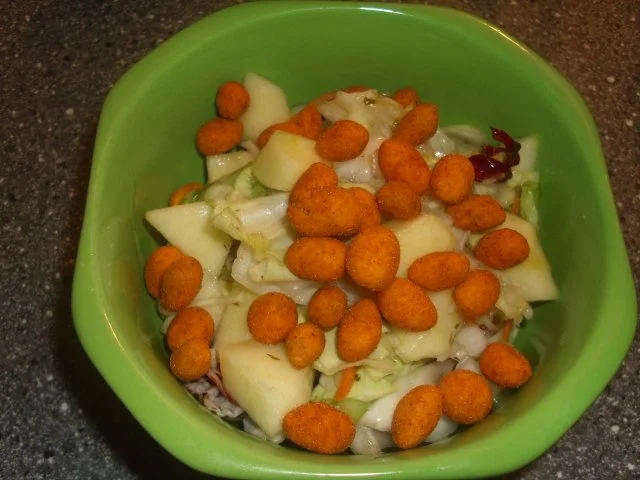 Salat mit Knusprig scharfen Kugeln - Rezept