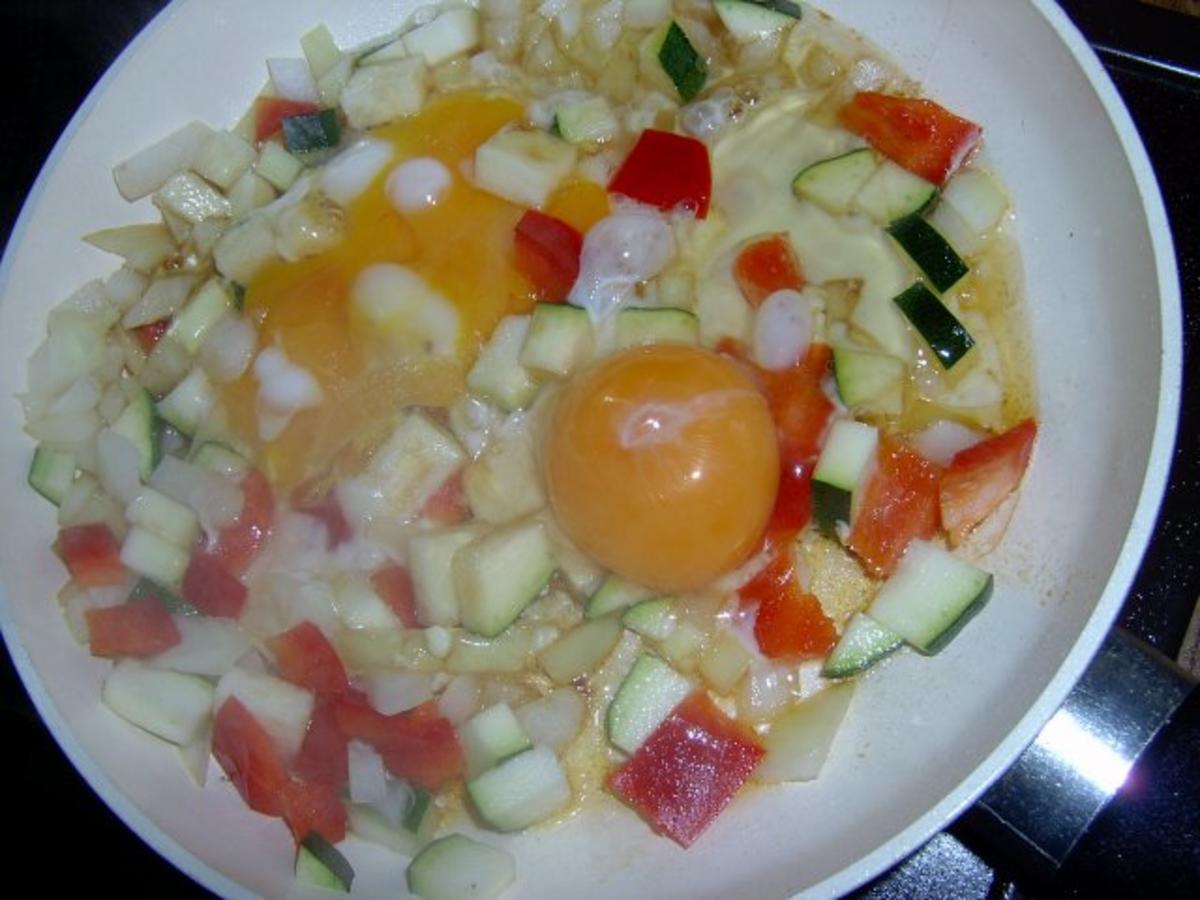 Omelette mit Zucchini, Paprika und Zwiebel - Rezept