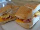 Bacon-Cheddar-Brötchen mit Rührei - Rezept