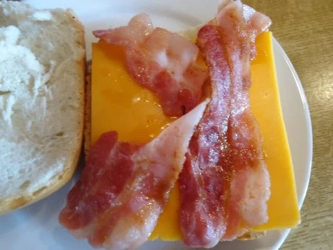 Rezept: Bacon-Cheddar-Brötchen mit Rührei Bild Nr. 5 Bacon-Cheddar-Brötchen mit Rührei - Rezept - Bild Nr. 5