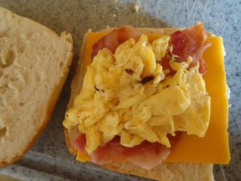 Rezept: Bacon-Cheddar-Brötchen mit Rührei Bild Nr. 6 Bacon-Cheddar-Brötchen mit Rührei - Rezept - Bild Nr. 6