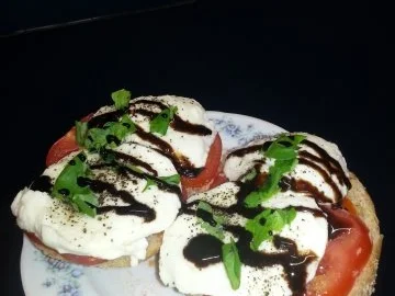 Rezept: Tomate Mozarella auf Sonnenblumenkernbrot Tomate Mozarella auf Sonnenblumenkernbrot - Rezept