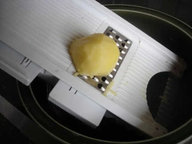 Rezept: Kartoffelrösti mit Mozzarella und Tomatensalat Bild Nr. 5 Kartoffelrösti mit Mozzarella und Tomatensalat - Rezept - Bild Nr. 5