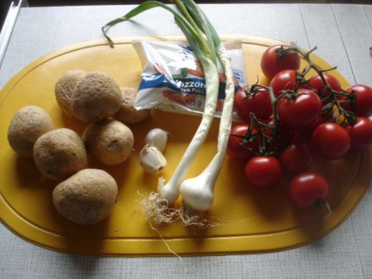 Kartoffelrösti mit Mozzarella und Tomatensalat - Rezept - Bild Nr. 2