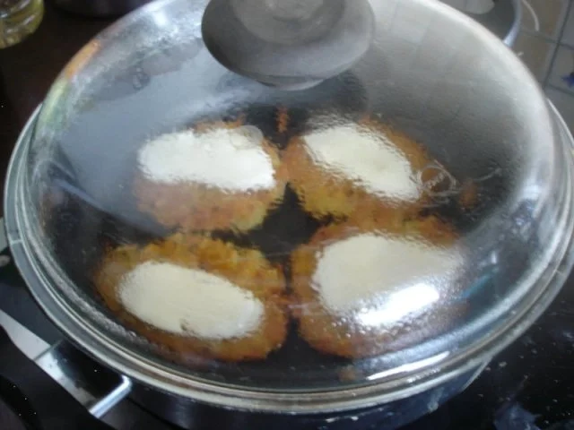 Rezept: Kartoffelrösti mit Mozzarella und Tomatensalat Bild Nr. 11 Kartoffelrösti mit Mozzarella und Tomatensalat - Rezept - Bild Nr. 11