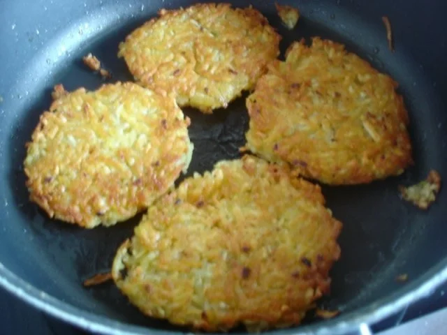 Rezept: Kartoffelrösti mit Mozzarella und Tomatensalat Bild Nr. 9 Kartoffelrösti mit Mozzarella und Tomatensalat - Rezept - Bild Nr. 9