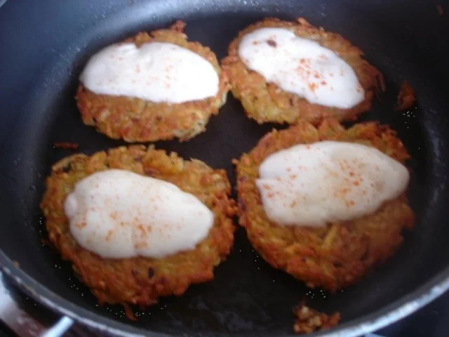 Rezept: Kartoffelrösti mit Mozzarella und Tomatensalat Bild Nr. 12 Kartoffelrösti mit Mozzarella und Tomatensalat - Rezept - Bild Nr. 12