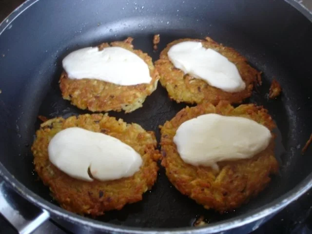 Rezept: Kartoffelrösti mit Mozzarella und Tomatensalat Bild Nr. 10 Kartoffelrösti mit Mozzarella und Tomatensalat - Rezept - Bild Nr. 10