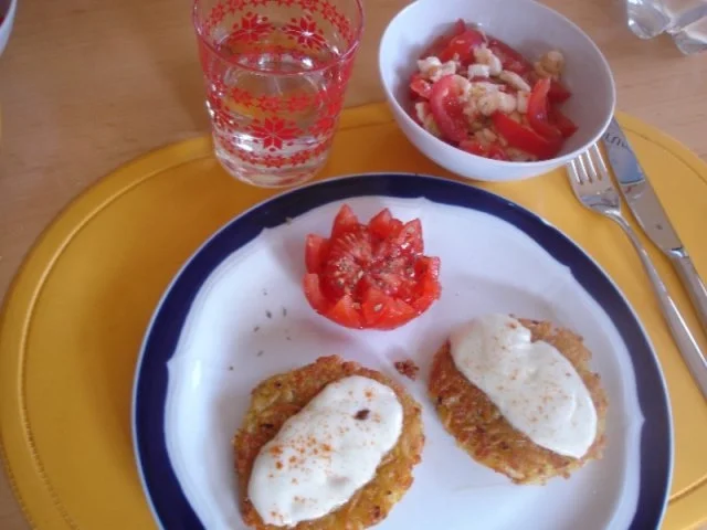 Rezept: Kartoffelrösti mit Mozzarella und Tomatensalat Bild Nr. 13 Kartoffelrösti mit Mozzarella und Tomatensalat - Rezept - Bild Nr. 13