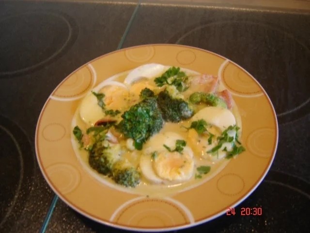 Eier mit Brokkoli in Speck-senfsoße - Rezept