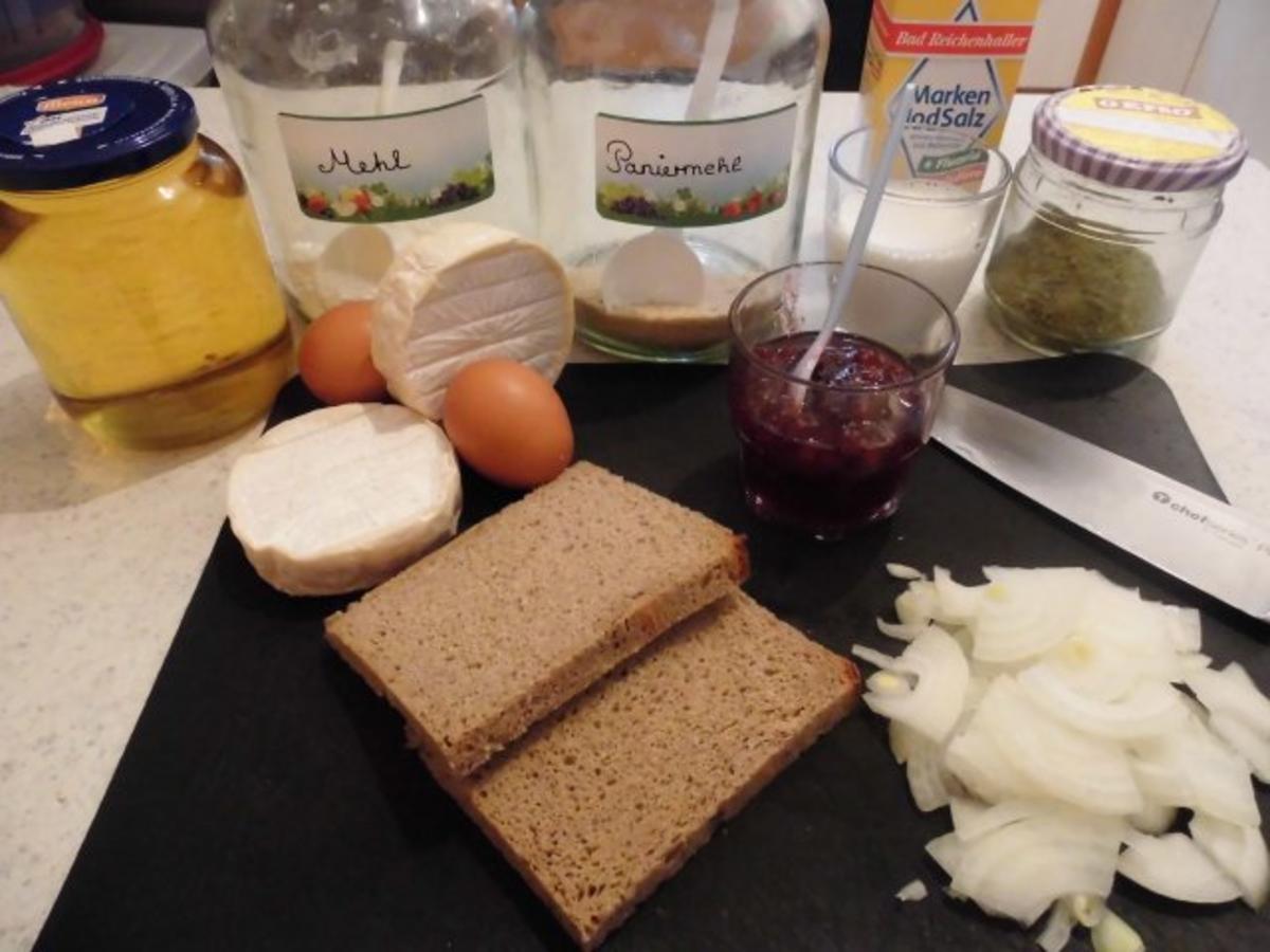 Camembert im Mantel mit Röstbrot, frittierten Zwiebeln und Preiselbeertopping - Rezept - Bild Nr. 2