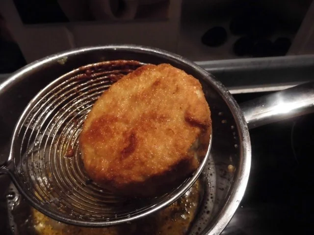 Camembert im Mantel mit Röstbrot, frittierten Zwiebeln und Preiselbeertopping - Rezept - Bild Nr. 3