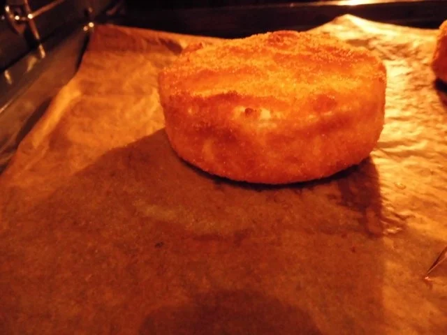 Camembert im Mantel mit Röstbrot, frittierten Zwiebeln und Preiselbeertopping - Rezept - Bild Nr. 4