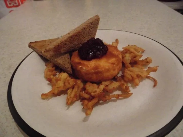 Camembert im Mantel mit Röstbrot, frittierten Zwiebeln und Preiselbeertopping - Rezept