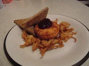 Camembert im Mantel mit Röstbrot, frittierten Zwiebeln und Preiselbeertopping - Rezept