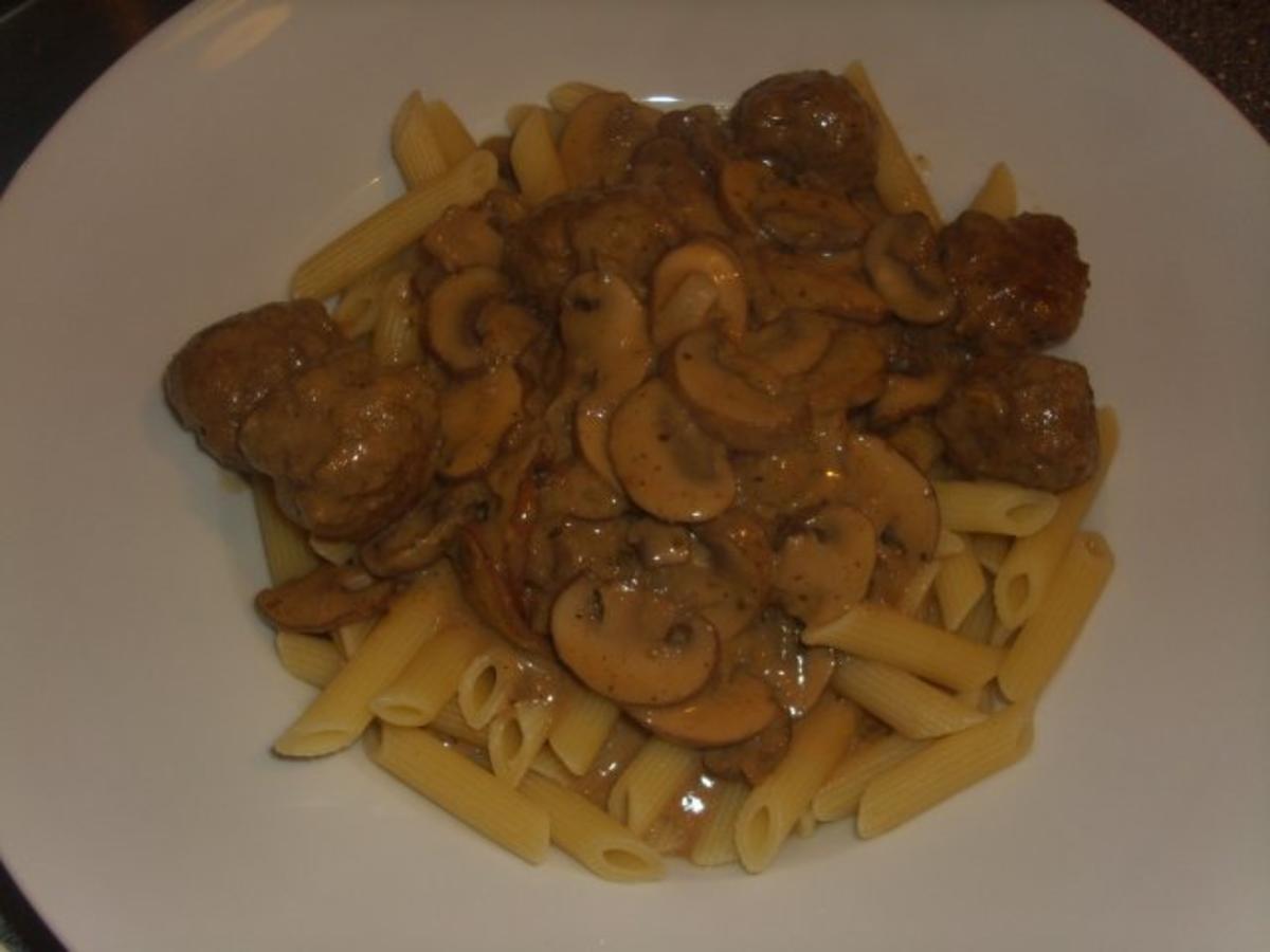 Pasta mit Hackbällchen und Champignons in einer Sahnesoße - Rezept