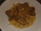 Pasta mit Hackbällchen und Champignons in einer Sahnesoße - Rezept
