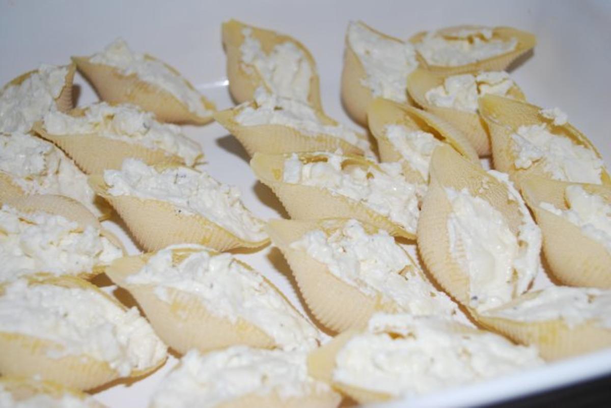 Muschelnudeln mit drei-Käse-Füllung unter Tomatenhaube - Rezept - Bild Nr. 2
