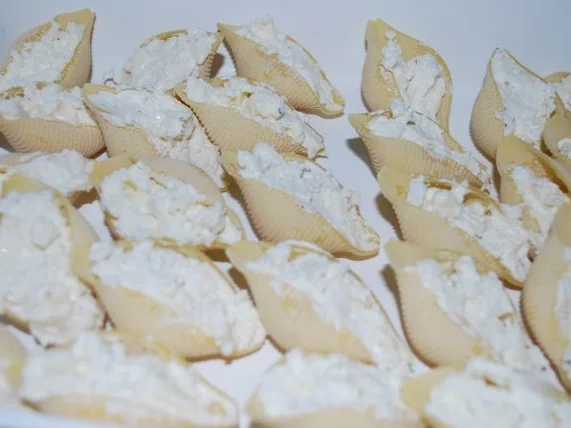 Muschelnudeln mit drei-Käse-Füllung unter Tomatenhaube - Rezept - Bild Nr. 4