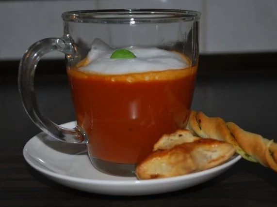 Rezept: Pikantes Tomatensüppchen mit Basilikumschaum Pikantes Tomatensüppchen mit Basilikumschaum - Rezept