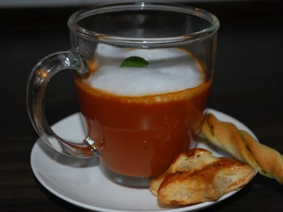 Rezept: Pikantes Tomatensüppchen mit Basilikumschaum Bild Nr. 2 Pikantes Tomatensüppchen mit Basilikumschaum - Rezept - Bild Nr. 2