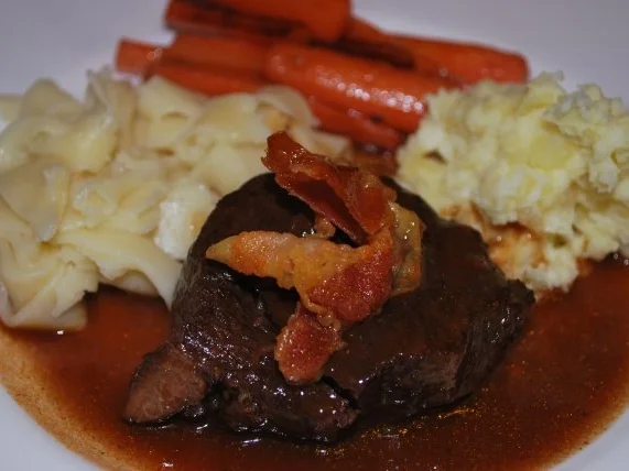 Rezept: Italienischer Rinderschmortopf mit Barolo Italienischer Rinderschmortopf mit Barolo - Rezept