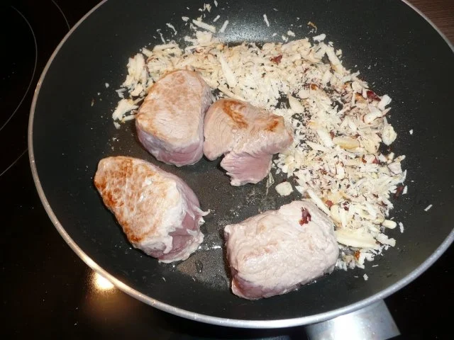Schweine -  Medaillons in Para - Haselnusssoße mit Semmelknödel. - Rezept - Bild Nr. 5