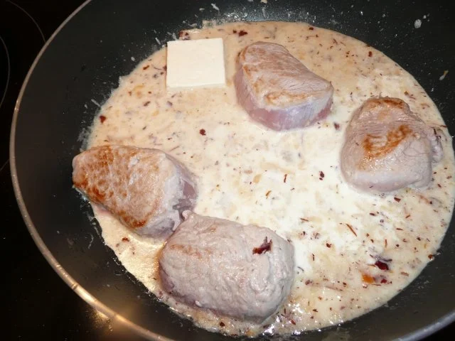 Schweine -  Medaillons in Para - Haselnusssoße mit Semmelknödel. - Rezept - Bild Nr. 6