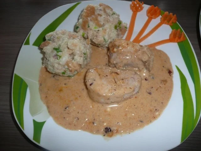 Schweine -  Medaillons in Para - Haselnusssoße mit Semmelknödel. - Rezept