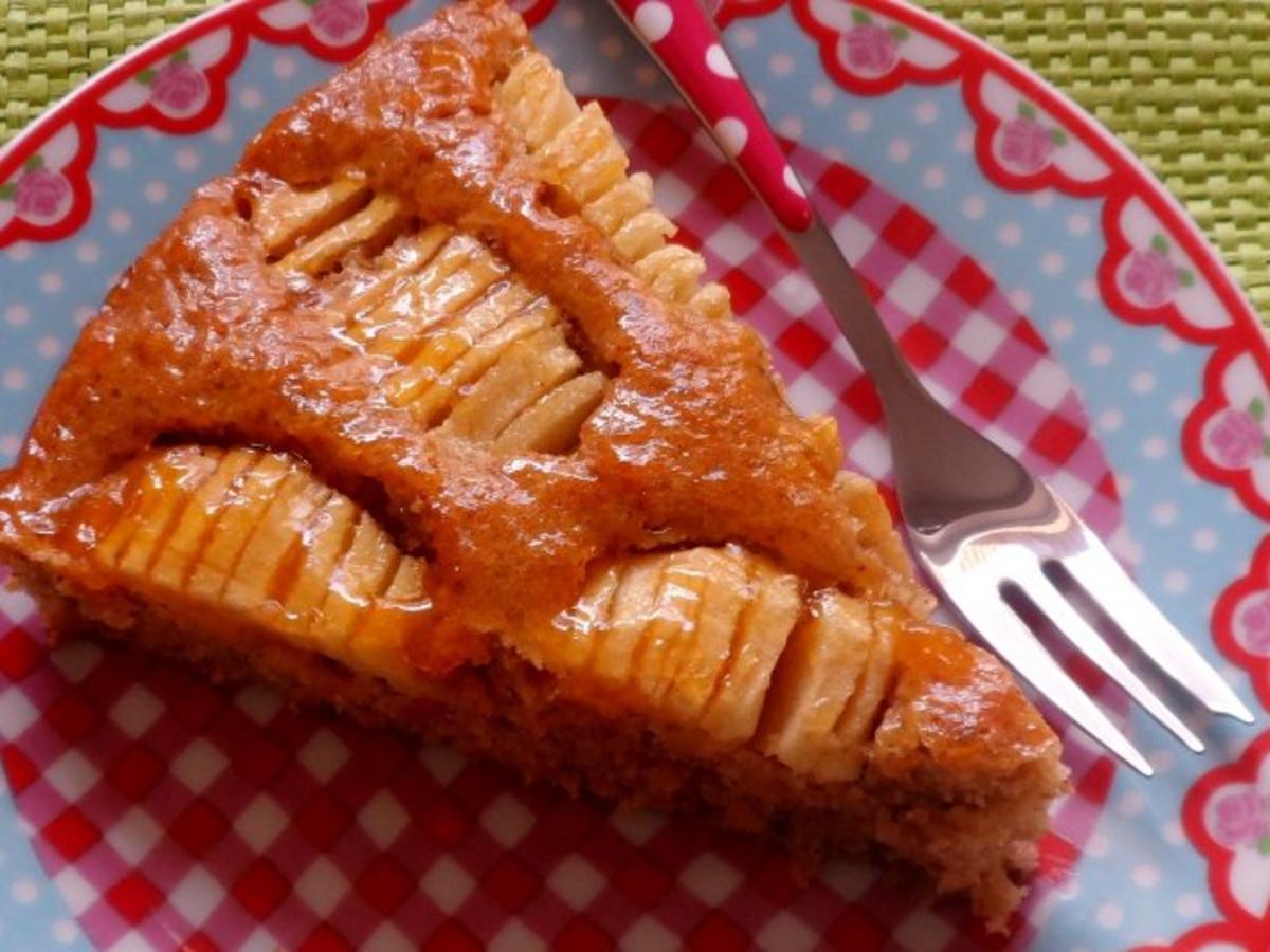 Kuchen: Apfel-Mandel-Kuchen mit Aprikosenglasur - Rezept