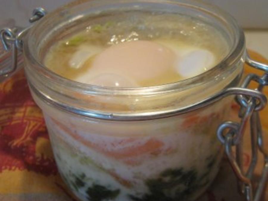 Ei im Glas, mit Spinat und Räucherlachs - einfach - 64 kcal/100g Ei im Glas, mit Spinat und Räucherlachs - einfach - 64 kcal/100g