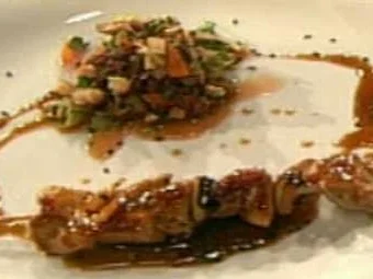 Rezept: Yakitori vom Perlhuhn mit Thailauch-Ingwersalat a la Henssler Yakitori vom Perlhuhn mit Thailauch-Ingwersalat a la Henssler - Rezept