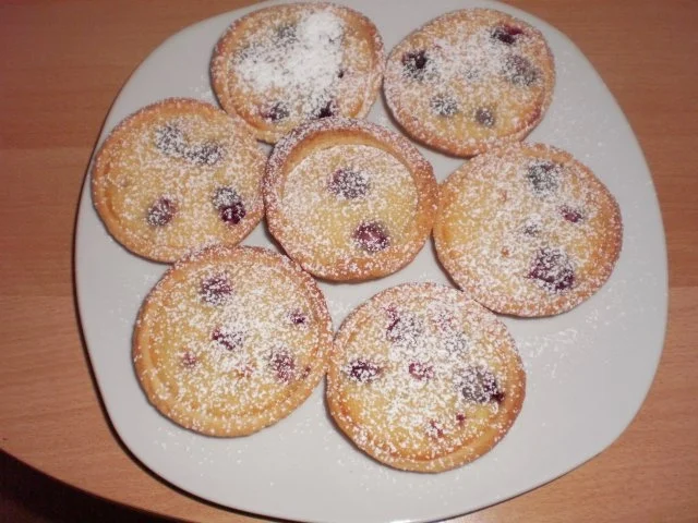 Rezept: Kirsch-Tartelettes mit Marzipanguss Kirsch-Tartelettes mit Marzipanguss - Rezept