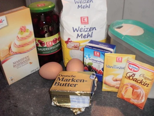 Rezept: Kirsch-Tartelettes mit Marzipanguss Bild Nr. 2 Kirsch-Tartelettes mit Marzipanguss - Rezept - Bild Nr. 2