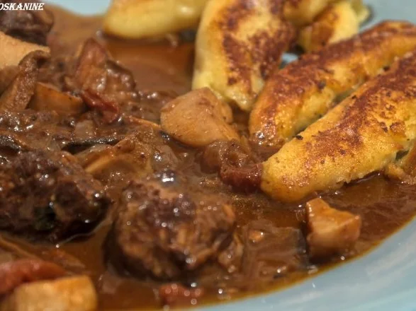 Rezept: Kalbsgulasch mit Kräuterseitlingen, dazu Schupfnudeln Kalbsgulasch mit Kräuterseitlingen, dazu Schupfnudeln - Rezept