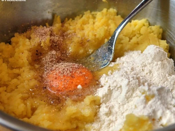 Rezept: Kalbsgulasch mit Kräuterseitlingen, dazu Schupfnudeln Bild Nr. 4 Kalbsgulasch mit Kräuterseitlingen, dazu Schupfnudeln - Rezept - Bild Nr. 4