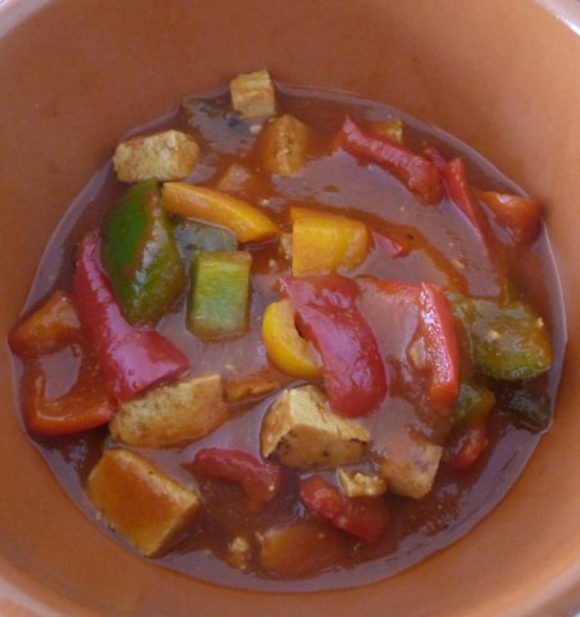 Bilder für Vegan : Bunter Paprika in Tomatensoße mit Tofu und gekochten Reis - Rezept