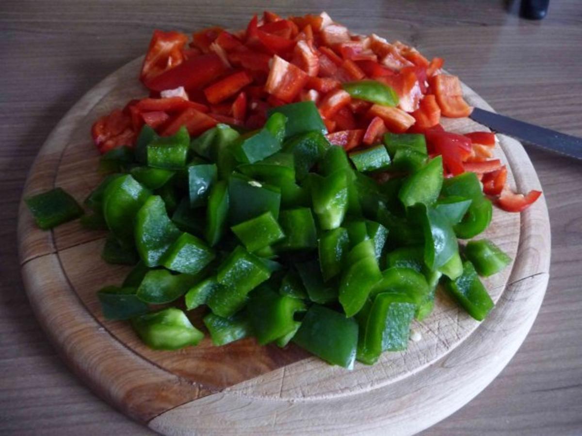 Vegan : Bunter Paprika in Tomatensoße mit Tofu und gekochten Reis ...