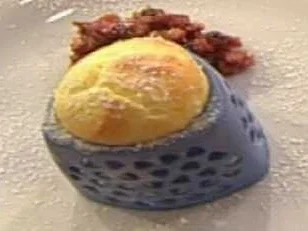 Rezept: Topfen-Soufflé mit Fitnessbrotconfit und Himbeersoße a la Henssler Topfen-Soufflé mit Fitnessbrotconfit und Himbeersoße a la Henssler - Rezept