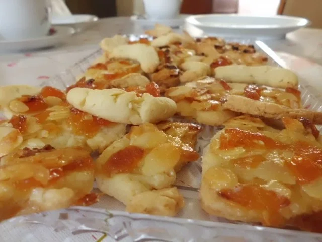 Plätzchen: Mandelkekse mit Aprikosen-Mandel-Krokant - Rezept