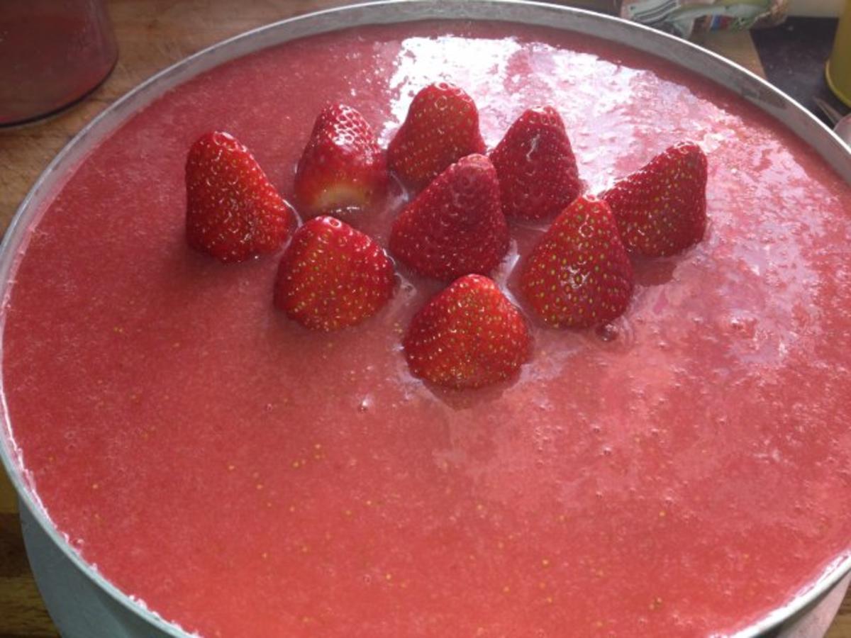 Erdbeer-Joghurt-Cremetorte mit Mandelknusperboden - Rezept - Bild Nr. 9