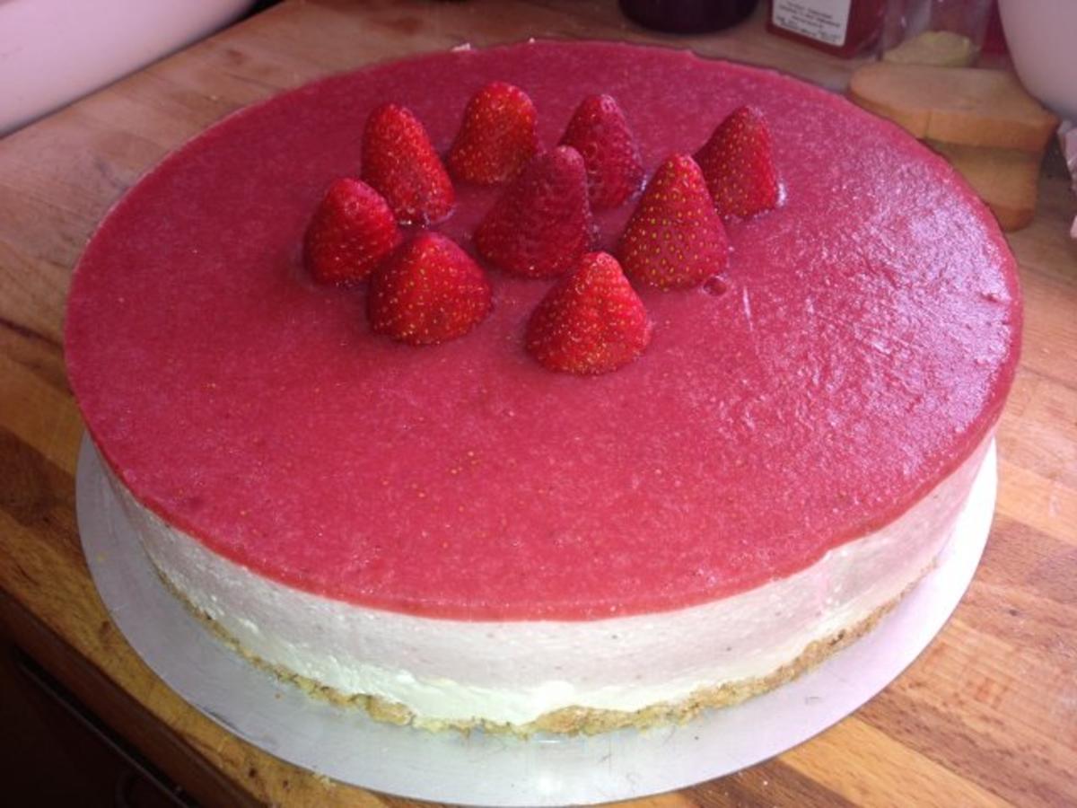 Bilder für Erdbeer-Joghurt-Cremetorte mit Mandelknusperboden - Rezept